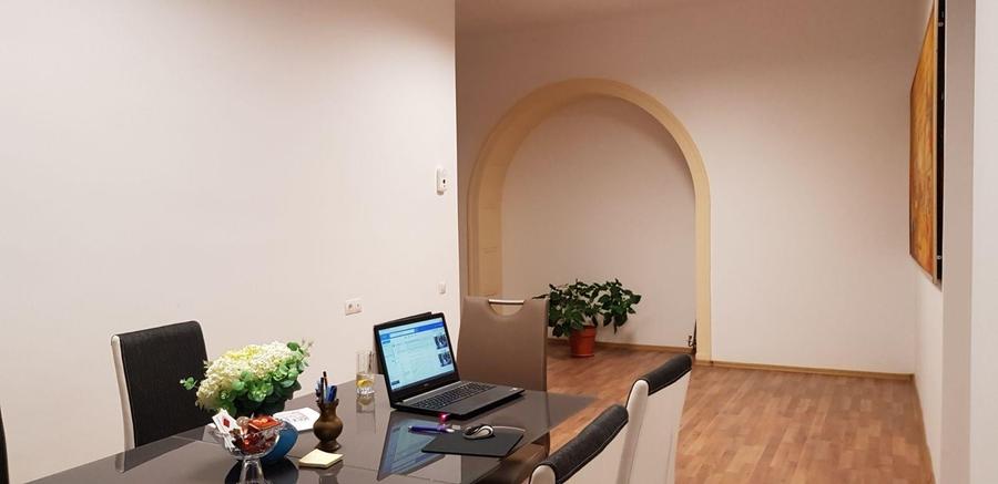 Apartament cu 4 camere semidecomandat în Central