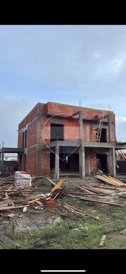 Casă individuală cu 5 camere cu Teren 500 Mp în Central