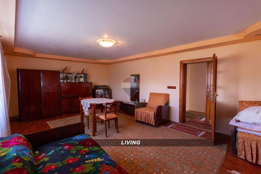 Casă individuală cu 5 camere cu Teren 6532 Mp în Cernești