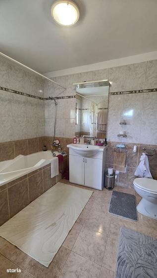 Casă cu 4 camere în Băcia