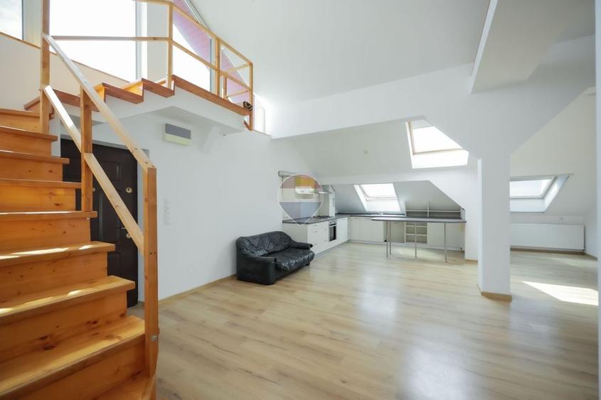 Penthouse cu 4 camere decomandat, mobilat în Nufărul