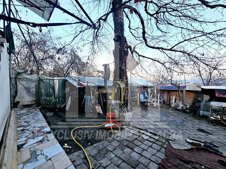 Casă individuală cu 6 camere cu Canalizare în Sud-Vest