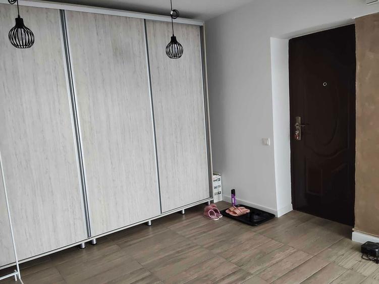 Apartament cu 3 camere semidecomandat în Cornetu