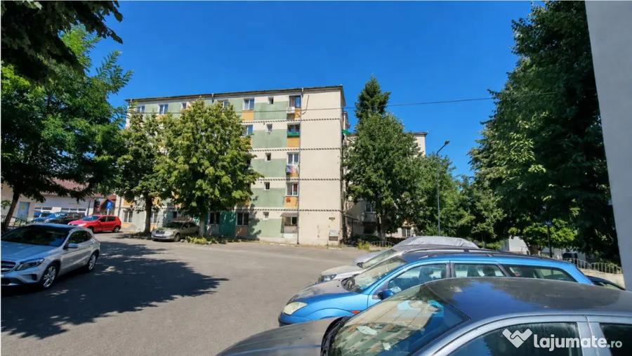 Apartament cu 2 camere semidecomandat în Petrișor