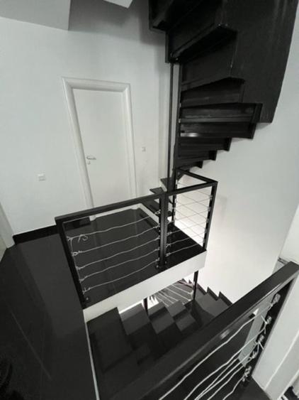 Casă cu 7 camere cu Teren 300 Mp în Est