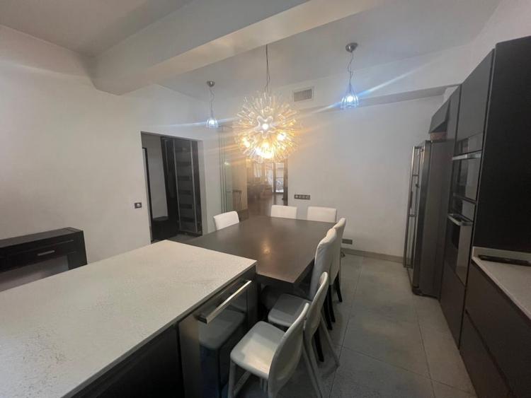 Apartament cu 5 camere decomandat în Herăstrău