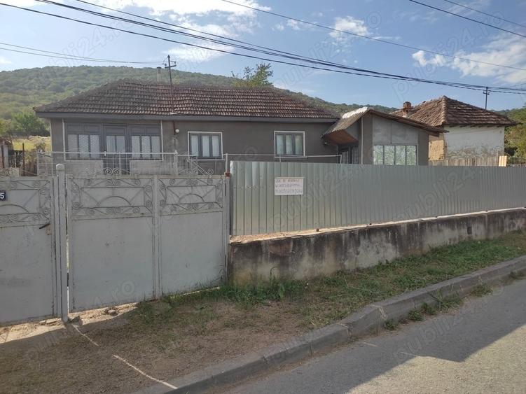 Casă cu 4 camere cu Teren 2200 Mp în Babadag