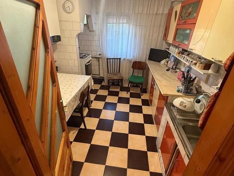 Apartament cu 4 camere decomandat în Craiovița Nouă