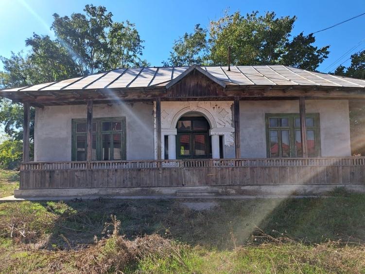 Casă individuală cu 5 camere cu Teren 3000 Mp în Făcăeni