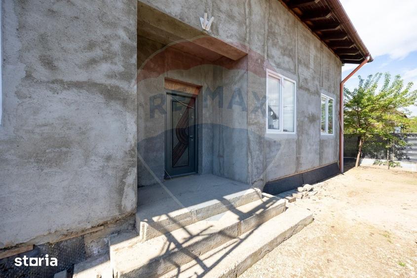 Casă cu 4 camere cu Teren 600 Mp în Cristian