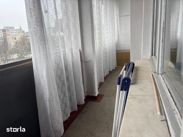 Apartament cu 3 camere semidecomandat în Podu Roș