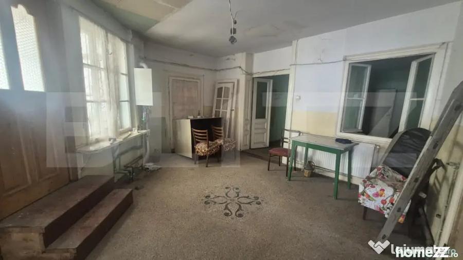 Apartament cu 4 camere semidecomandat în Central