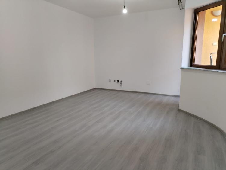 Apartament cu 5 camere decomandat în Calea Severinului