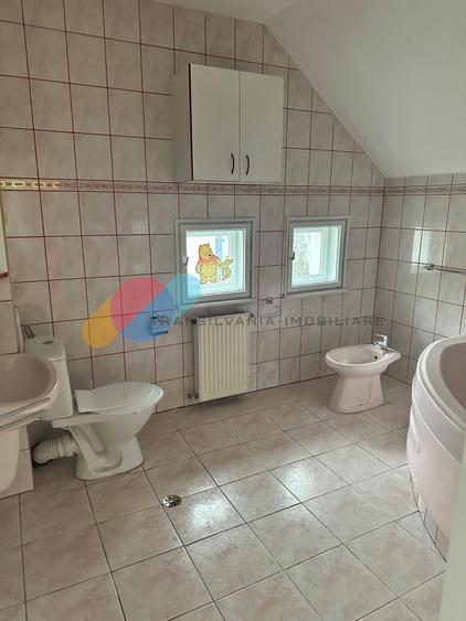 Casă individuală cu 7 camere cu Canalizare în Zorilor
