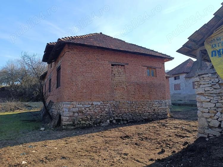 Casă cu 4 camere cu Teren 3500 Mp în Cărpinet