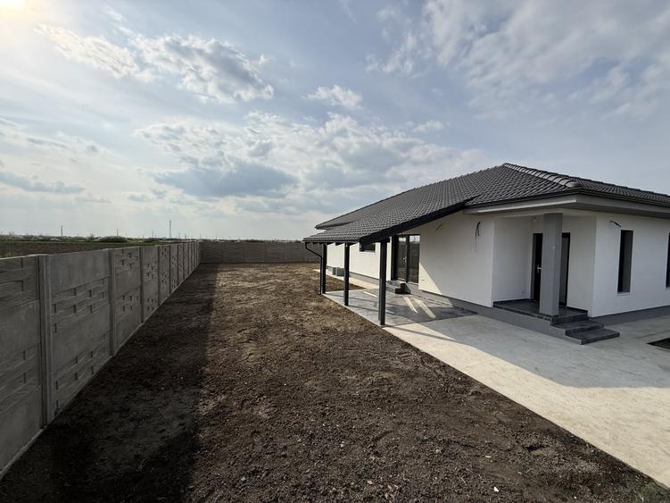 Casă individuală cu 4 camere cu Canalizare în Sânmihaiu Român