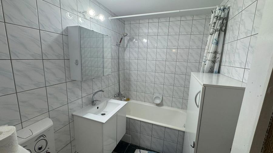 Apartament cu 3 camere decomandat, mobilat în Ștrand