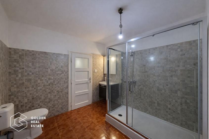 Casă individuală cu 9 camere cu Canalizare în Central