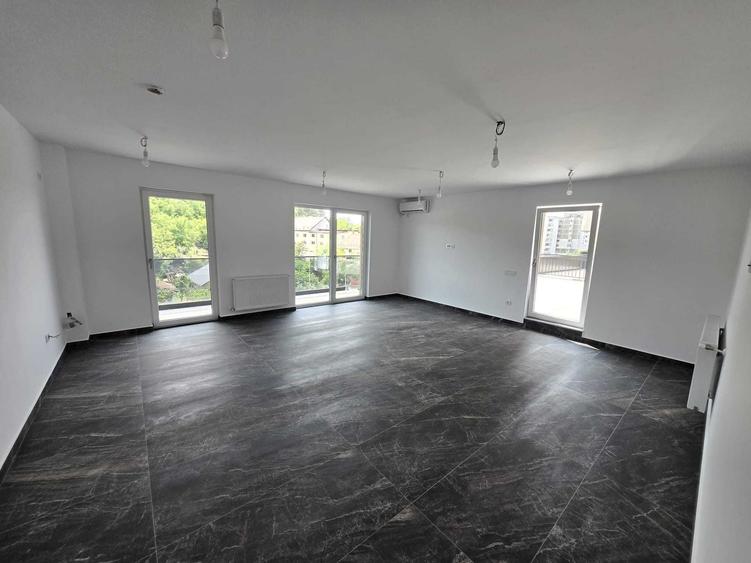 Apartament cu 4 camere decomandat în Exterior Vest