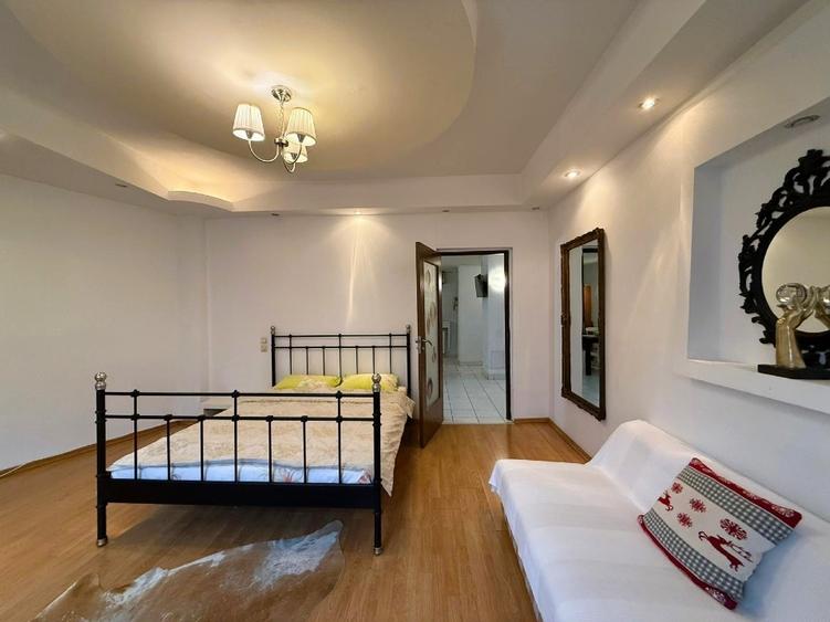 Apartament cu 3 camere semidecomandat în Universitate