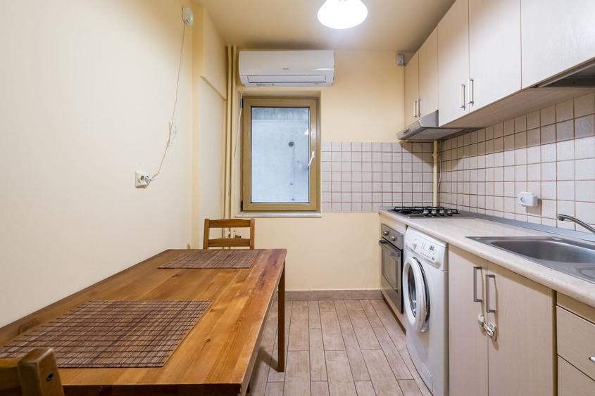 Apartament cu 2 camere decomandat, mobilat în P-ța Victoriei