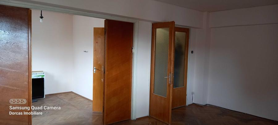 Apartament cu 4 camere decomandat în Popoveni