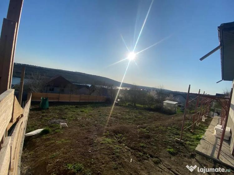 Casă cu 3 camere în Valea Adâncă