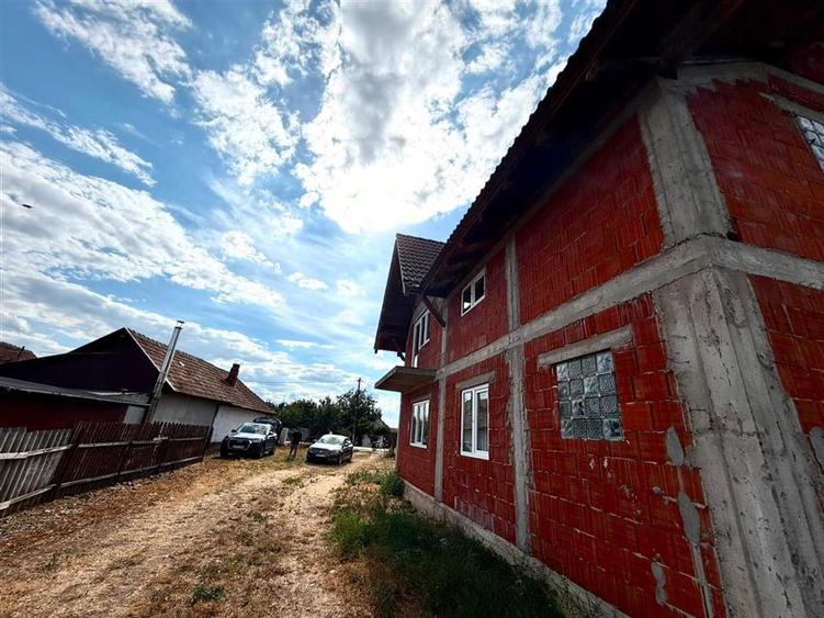 Casă cu 4 camere cu Teren 1439 Mp în Inand