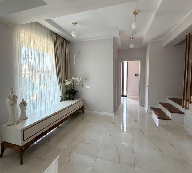 Duplex cu 4 camere cu Canalizare în Central