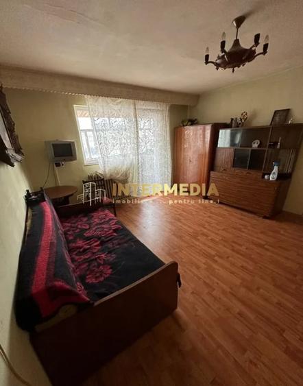 Apartament cu 2 camere semidecomandat în Cetate