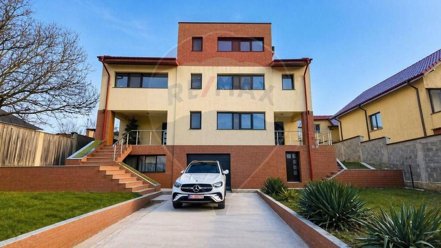 Casă individuală cu 7 camere cu Teren 1371 Mp în Nord-Est