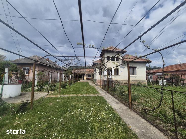 Casă cu 5 camere cu Teren 843 Mp în Ceauru