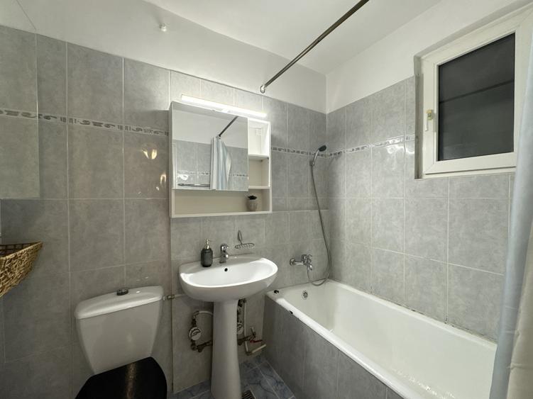 Apartament cu 3 camere decomandat, mobilat în Berceni