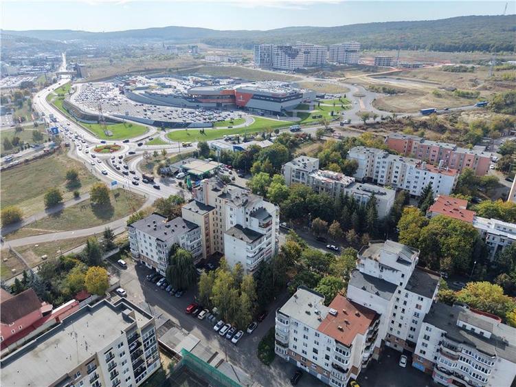 Apartament cu 3 camere decomandat în Tudor