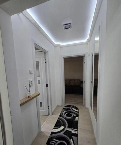 Apartament cu 3 camere semidecomandat, mobilat în Sat Vacanță