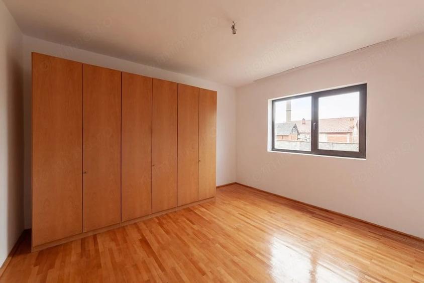 Casă cu Teren 4563 Mp în Central