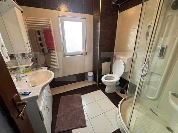Casă individuală cu 9 camere cu Canalizare în Est