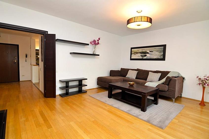 Apartament cu 4 camere decomandat, mobilat în Decebal