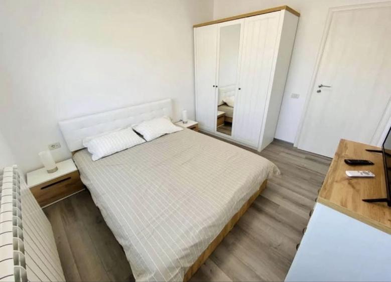 Apartament cu 3 camere semidecomandat în Roșu