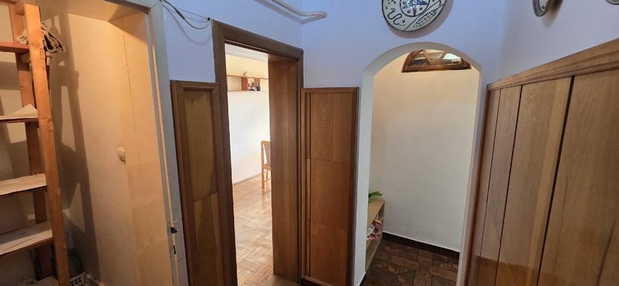 Apartament cu 3 camere semidecomandat, mobilat în Central