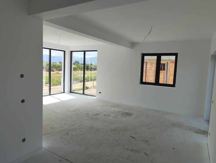 Casă individuală cu 4 camere cu Teren 310 Mp în Cristian