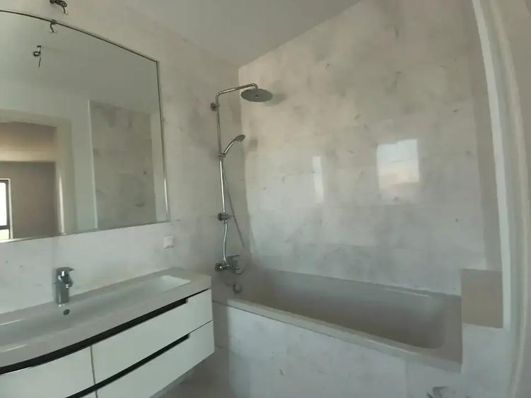 Penthouse cu 4 camere decomandat în 1 Mai