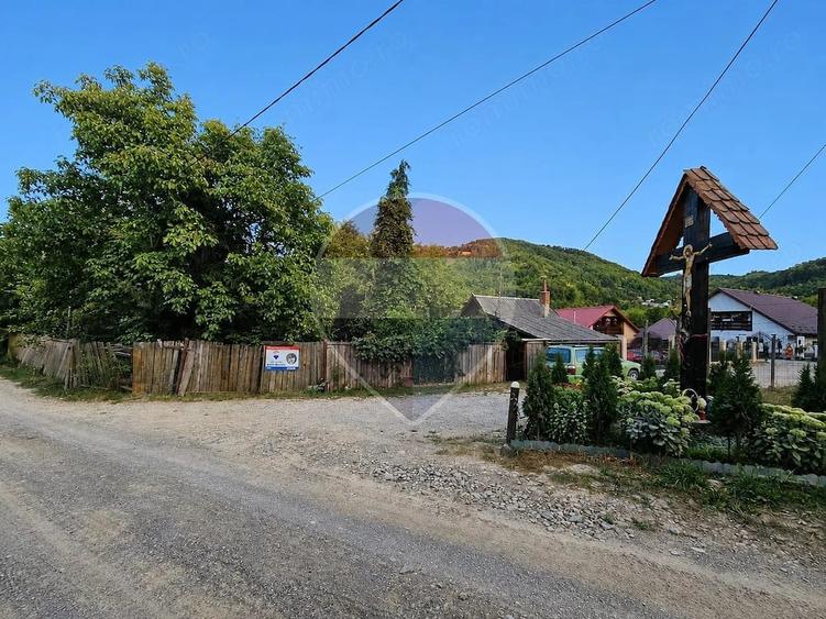 Casă cu 2 camere cu Teren 2431 Mp în Central
