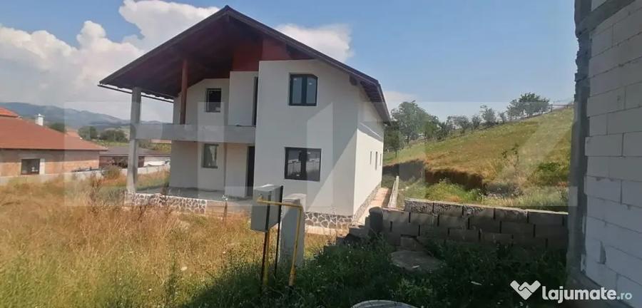 Casă cu 4 camere cu Teren 1400 Mp în Vințu de Jos