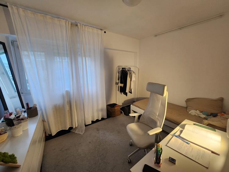 Apartament cu 3 camere semidecomandat în Titulescu