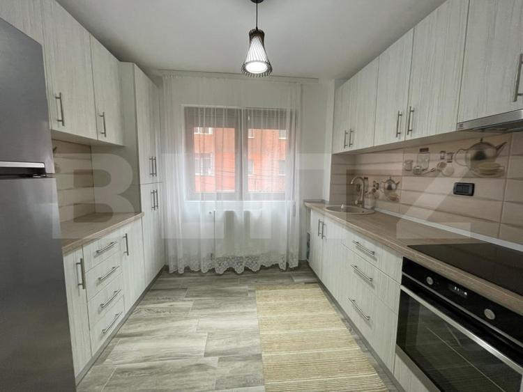Apartament cu 3 camere semidecomandat, mobilat în Câmpia Turzii