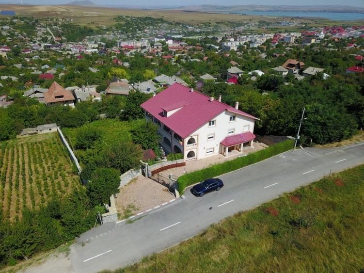 Casă individuală cu 18 camere cu Teren 2000 Mp în Est