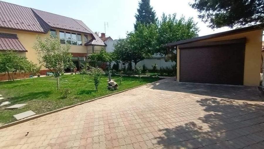 Casă cu 4 camere decomandat în Central