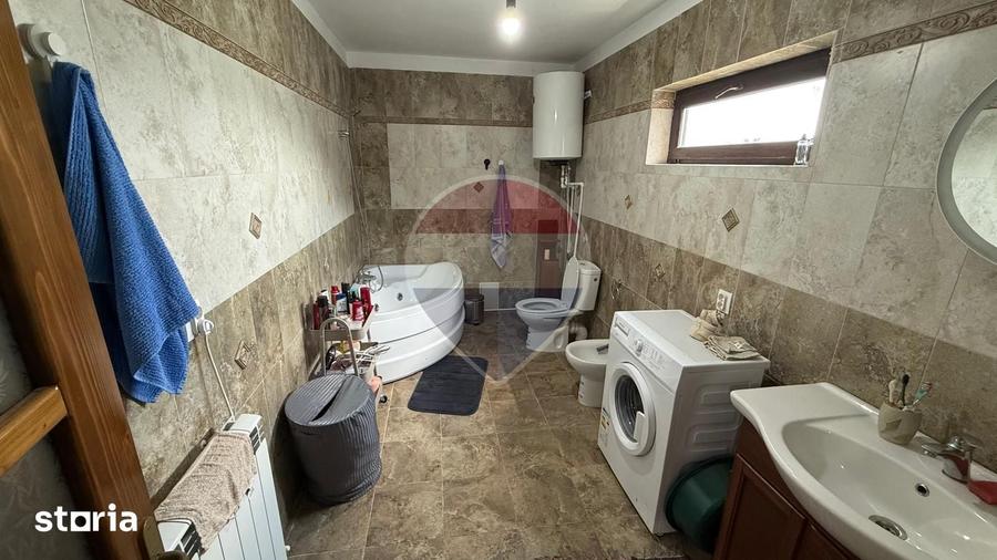 Casă cu 6 camere cu Teren 6257 Mp în Bolotești