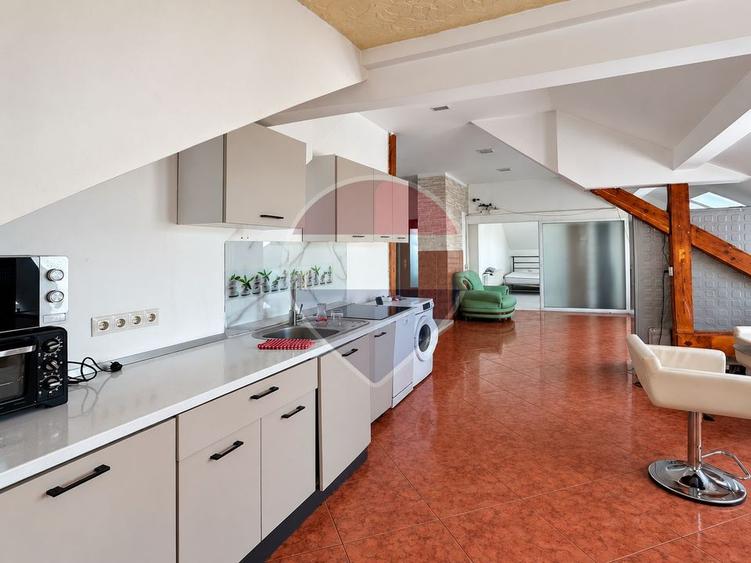 Apartament cu 4 camere semidecomandat, mobilat în Semicentral